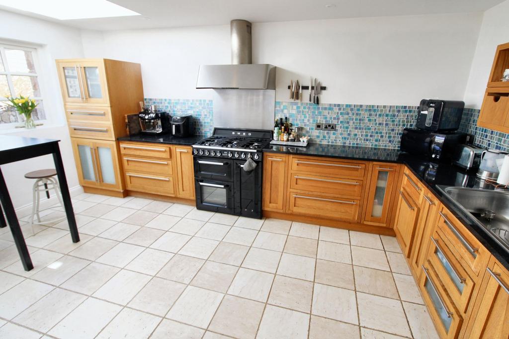 Eat-in kitchen