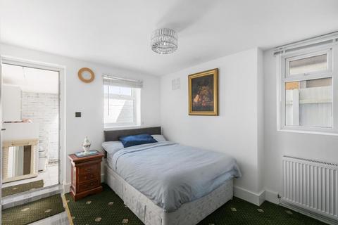 2 bedroom flat for sale, Mossbury Road, London