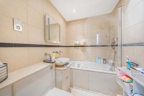 3 bedroom flat to rent, Royal Drive New Southgate N11