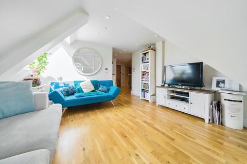 2 bedroom flat to rent, Croft Road, Godalming, GU7