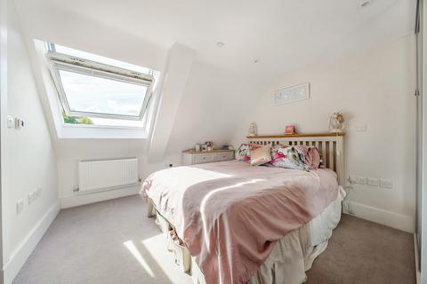 2 bedroom flat to rent, Croft Road, Godalming, GU7