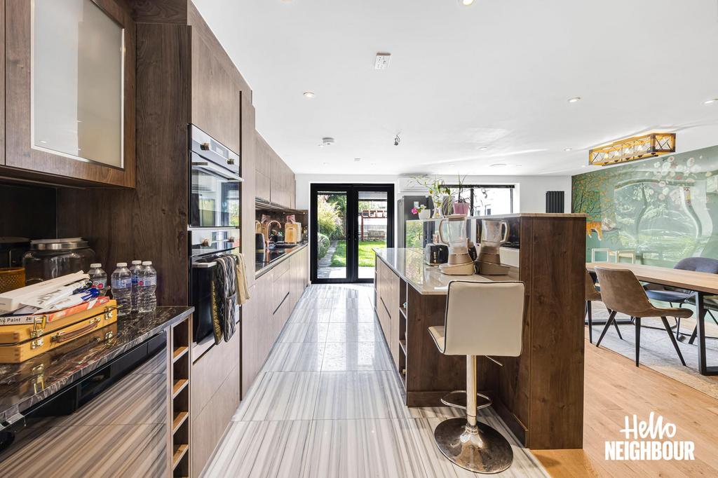 Canberra Road, London, SE7 4 bed semidetached house £4,000 pcm (£923 pw)