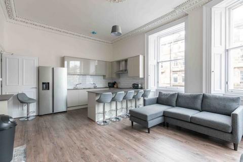 6 bedroom flat to rent, 105P – South Clerk Street, Edinburgh, EH8 9PP