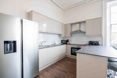 6 bedroom flat to rent, 105P – South Clerk Street, Edinburgh, EH8 9PP