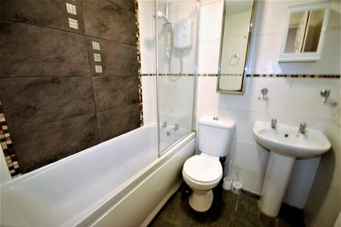 5 bedroom flat to rent, Chapel Cross, Chapel Street, Leamington Spa, Warwickshire, CV31