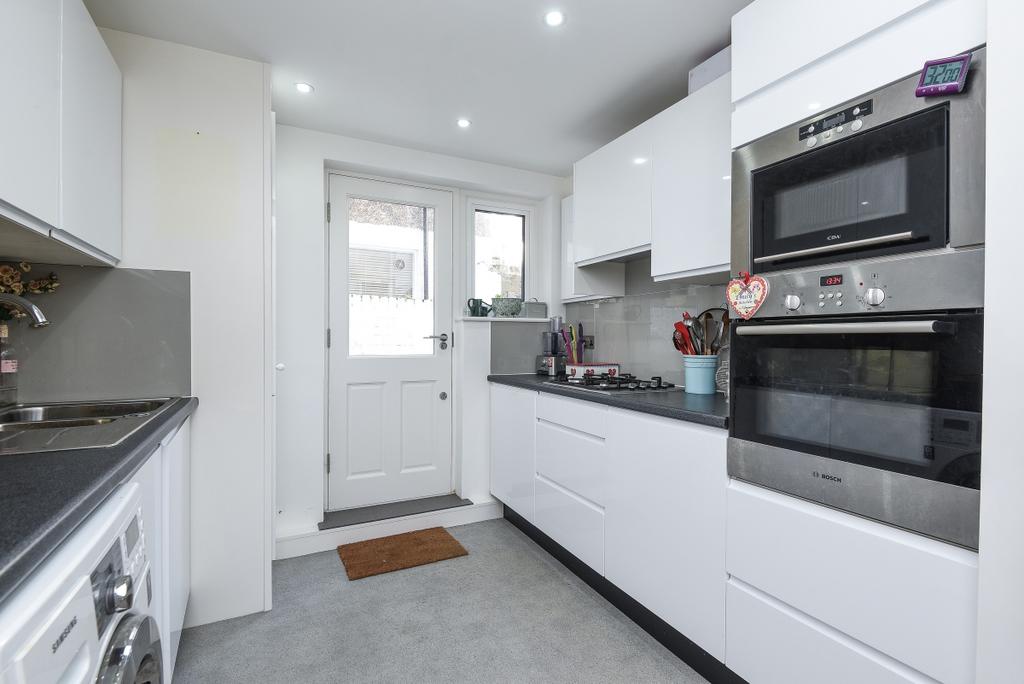 Halford Road Fulham SW6 1 bed flat to rent £3,000 pcm (£692 pw)