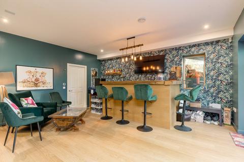 32 Cammo Road, Edinburgh, EH4 8AP