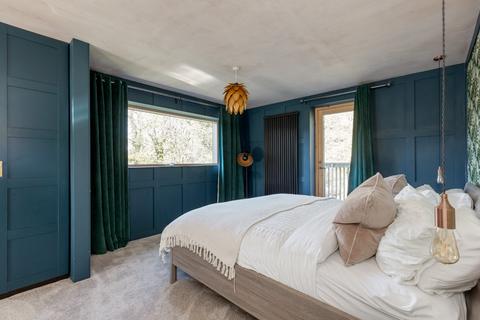 32 Cammo Road, Edinburgh, EH4 8AP
