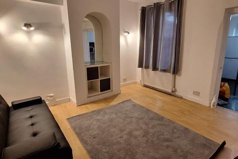 3 bedroom terraced house to rent, Troughton Road, London