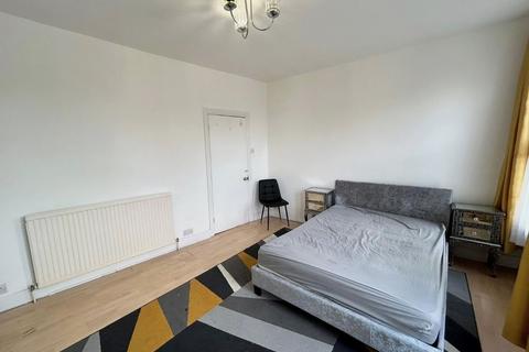3 bedroom terraced house to rent, Troughton Road, Charlton
