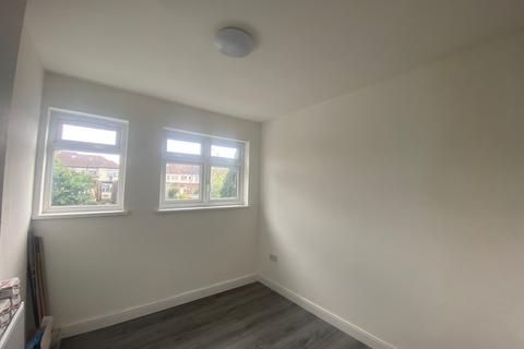 1 bedroom in a house share to rent, Studley Drive, Room 3 Ilford IG4 5AJ