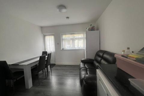 1 bedroom in a house share to rent, Studley Drive, Room 3 Ilford IG4 5AJ