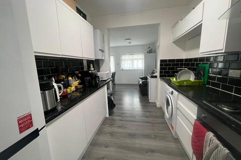 1 bedroom in a house share to rent, Studley Drive, Room 3 Ilford IG4 5AJ