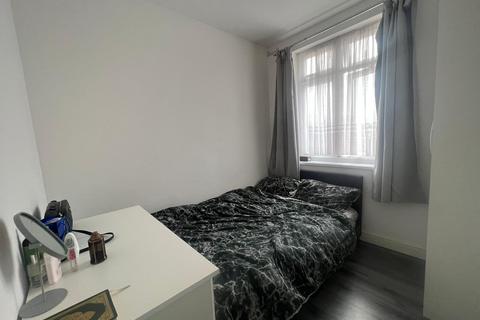1 bedroom in a house share to rent, Studley Drive, Room 3 Ilford IG4 5AJ