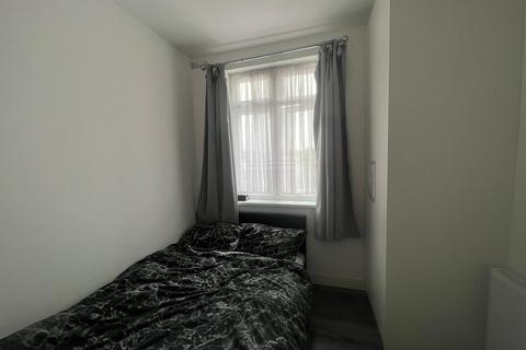 1 bedroom in a house share to rent, Studley Drive, Room 3 Ilford IG4 5AJ