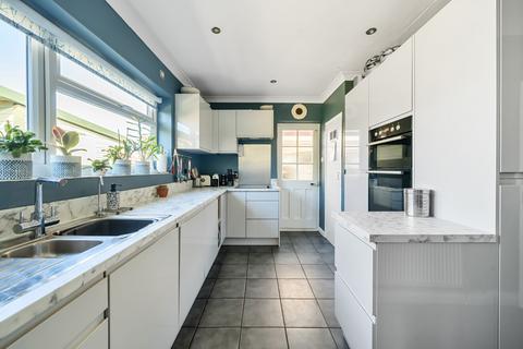 53 Fairlands Road, Fairlands, Guildford, GU3 3HZ