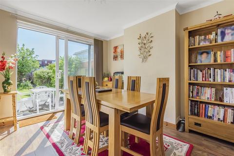 127 Fairford Gardens, Worcester Park, KT4 7BJ