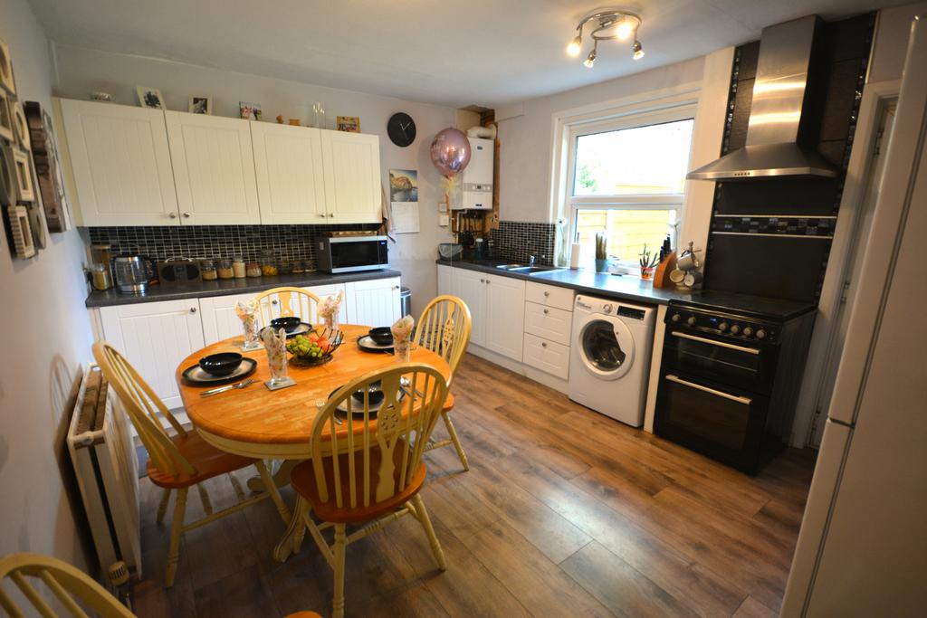 Dining/kitchen