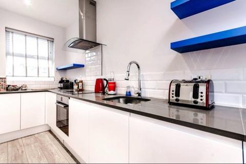 3 bedroom terraced house to rent, Antrobus Road, London, W4