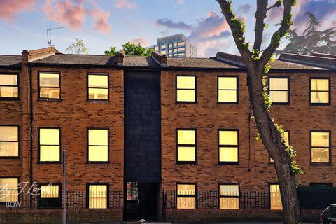 32a Tomlins Grove, London, E3 4NX