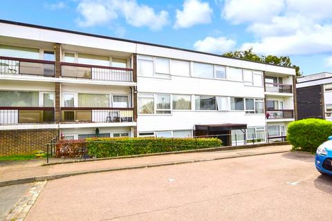 2 bedroom flat to rent, St. Winifreds Close, Chigwell, IG7