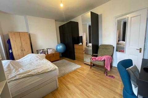 3 bedroom flat to rent, 104 Clifford gardens