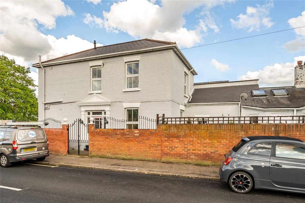 Walton Road, West Molesey, Surrey, KT8 3 bed detached house for sale £650,000