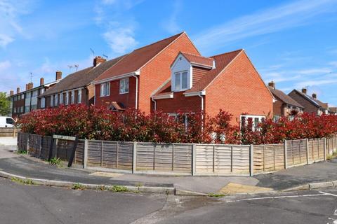 4 bedroom detached house for sale, Rest-A-Wyle Avenue, Hayling Island