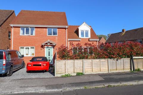 4 bedroom detached house for sale, Rest-A-Wyle Avenue, Hayling Island