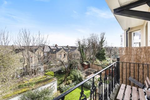 2 bedroom flat to rent, Rosendale Road West Dulwich SE21