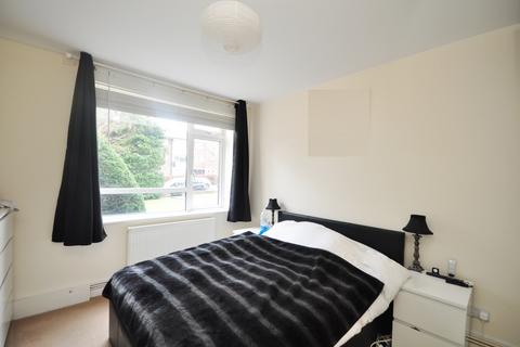 2 bedroom apartment to rent, Fairford Court Grange Road Sutton SM2 6RY