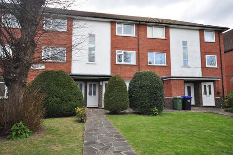 2 bedroom apartment to rent, Fairford Court Grange Road Sutton SM2 6RY