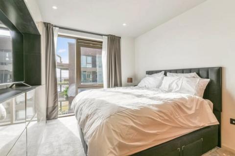 2 bedroom flat to rent, Viaduct Gardens, London SW11