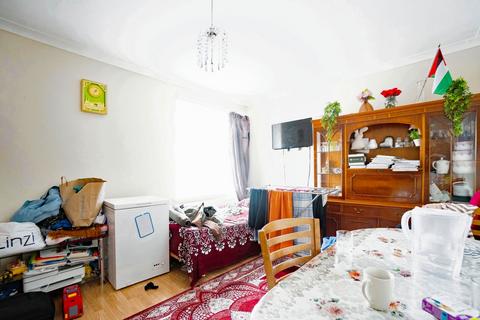 2 bedroom maisonette for sale, High Road, Romford RM6