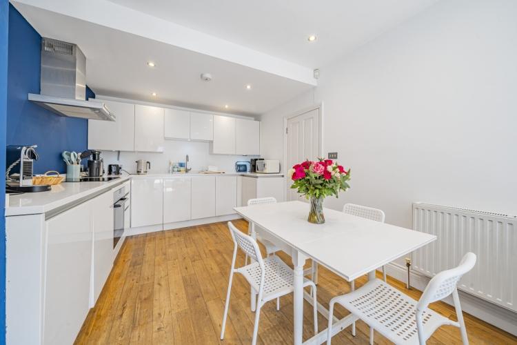 Battersea Rise London SW11 2 bed apartment £2,600 pcm (£600 pw)