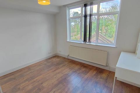 3 bedroom flat to rent, The Avenue, London NW6