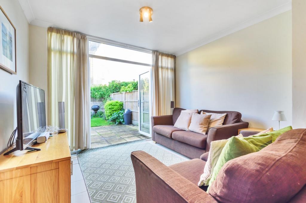 Summerley Street Earlsfield SW18 3 bed house to rent £3,000 pcm (£692 pw)