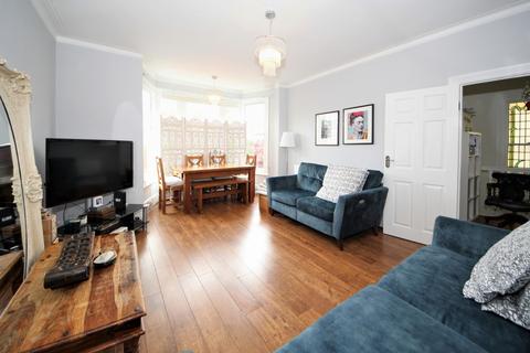 2 bedroom flat to rent, The Mall, London, N14