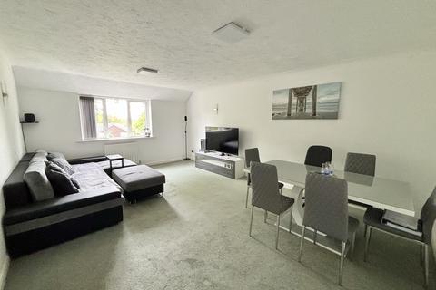 2 bedroom apartment for sale, Sunningdale Gardens, Broadstone