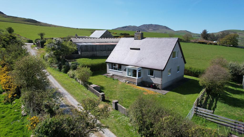 Llanfihangel Bungalow, Rhydyclafdy 4 bed detached house for sale £295,000