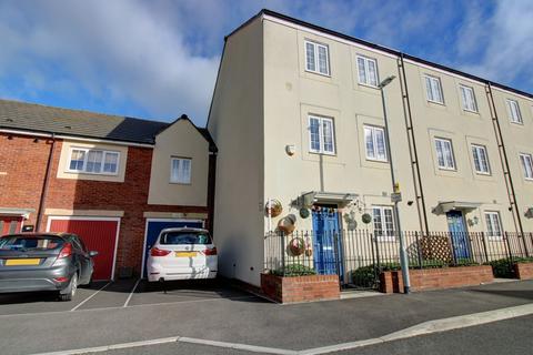 4 bedroom townhouse for sale, Clapham Close, Swindon