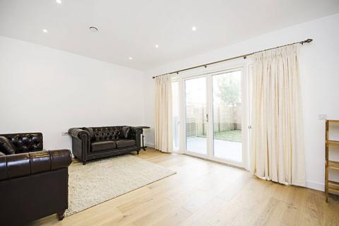 3 bedroom maisonette to rent, Decapod street, Stratford, London, E15