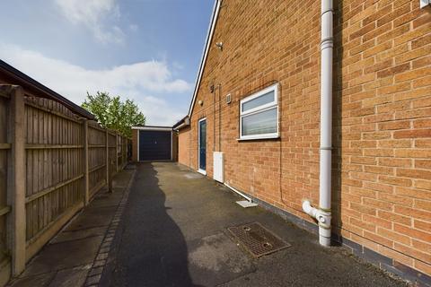 12 Pine Walk, Uttoxeter, ST14 7NL