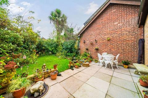 24 Rodmell Close, Hayes, UB4 9RS