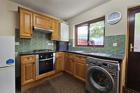 2 bedroom semi-detached house to rent, Station Road , E7