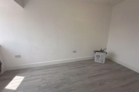 6 bedroom terraced house to rent, Compton Road, Hayes, UB3