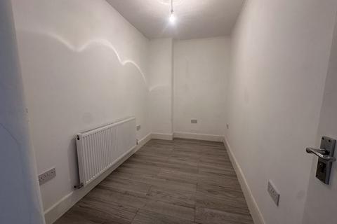 6 bedroom terraced house to rent, Compton Road, Hayes, UB3