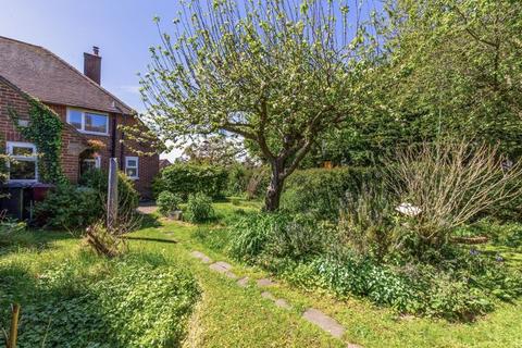 2 bedroom end of terrace house for sale, Manor Road, Southbourne