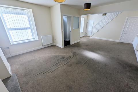 3 bedroom end of terrace house to rent, Commercial Road, Abercarn,