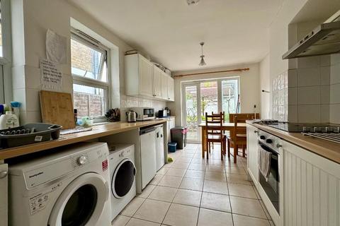 3 bedroom end of terrace house for sale, Guildford Road, Southend on Sea, Essex, SS2 5AR